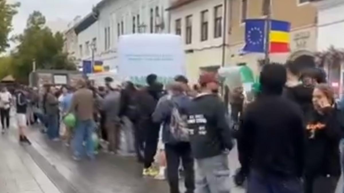 peste o mie de oameni au stat la coada in ploaie sa primeasca burgeri gratis la cluj