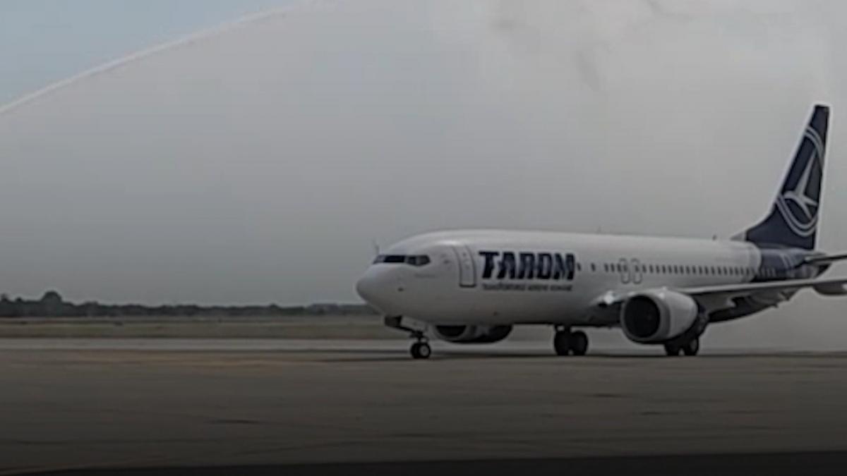 tarom preia primul boeing 737 max din istoria companiei aeronava mircea lucescu a ajuns astazi in romania