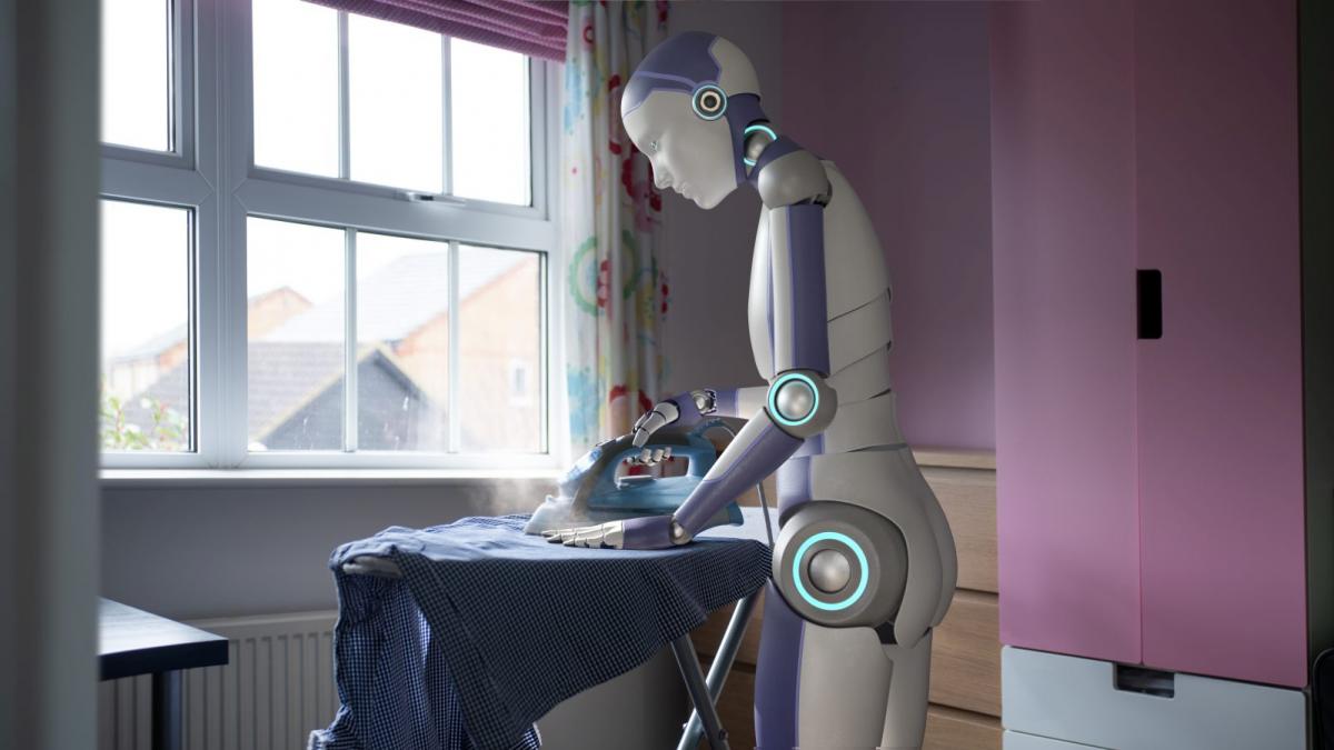 robot umanoid care calca rufe
