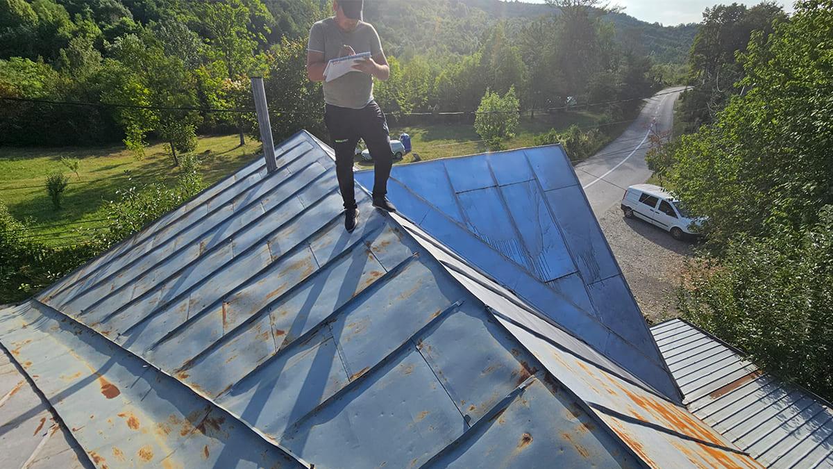 de ce apare aceeasi pata pe tavan desi acoperisul a fost reparat de doua ori