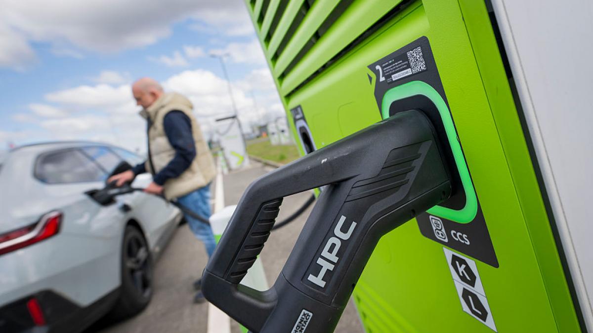 se schimba codul rutier soferii care ocupa locurile pentru incarcarea masinilor electrice ar putea primi amenzi de peste 1 000 de lei