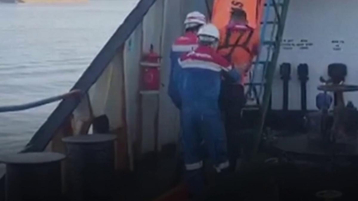 sute de salvatori indonezieni cauta 129 de persoane date disparute dupa ce o nava de pasageri s a rasturnat in marea java