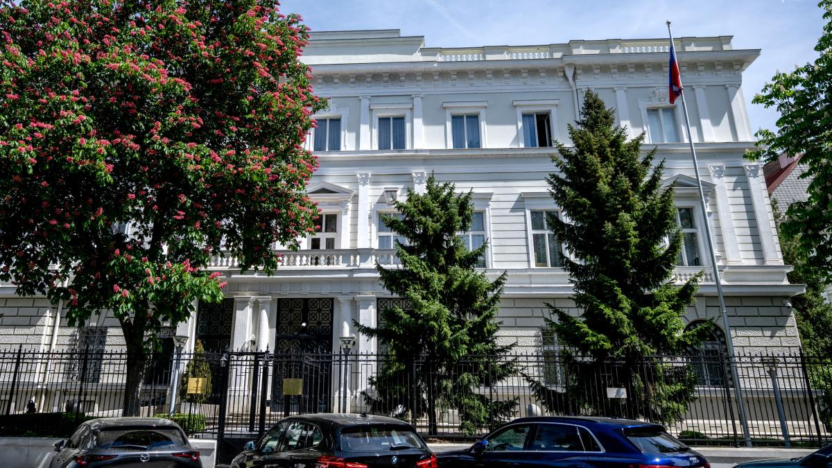 un bazait misterios se aude din ambasada rusiei din austria vecinii de la ambasada germaniei s au plans de el rusii spun ca nu il aud