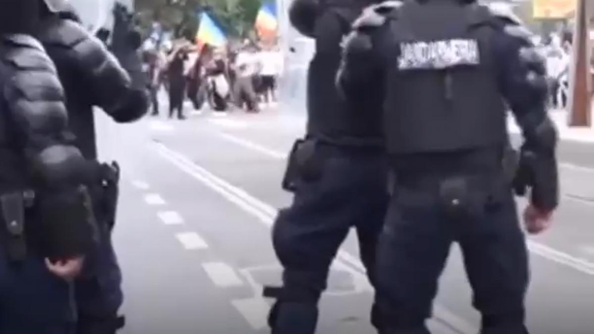au reinceput violentele in piata victoriei se arunca cu borduri si sticle in jandarmi