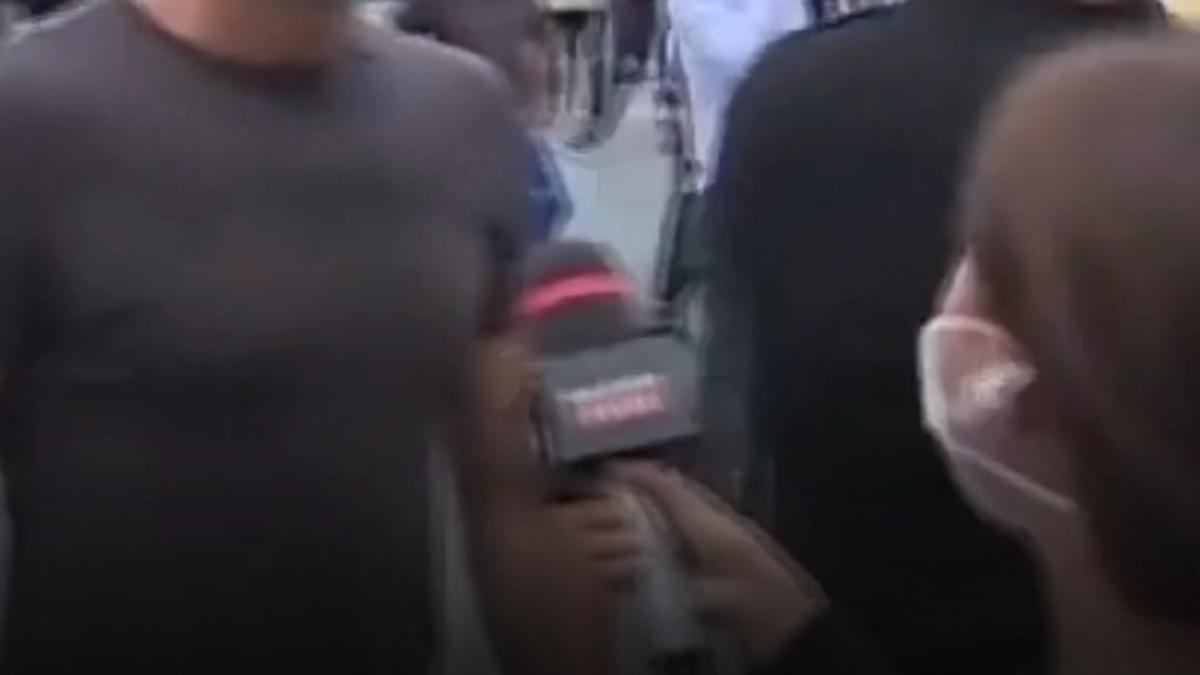 echipa de jurnalisti de la realitatea plus a fost agresata de mai multi protestatari din piata victoriei