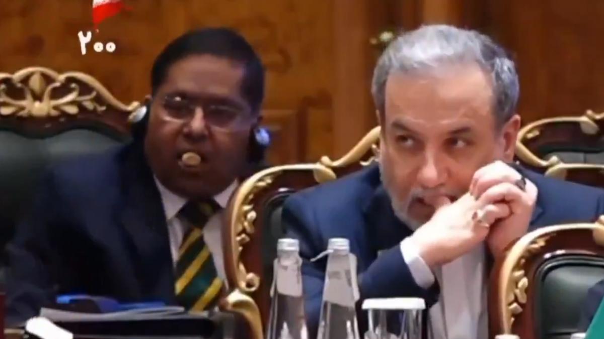 Oficialii indieni au mâncat fără oprire și și-au lins degetele în timpul discursurilor oficiale