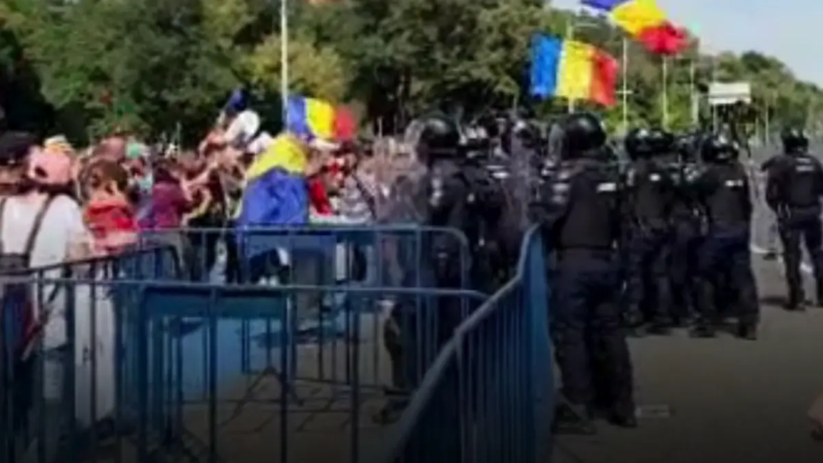 noi violente in piata victoriei manifestantii arunca iar cu sticle si obiecte contondente spre jandarmi