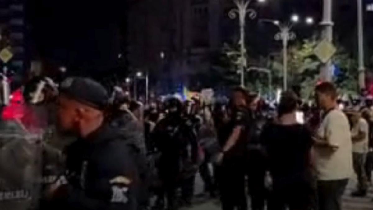 protestatarii nu vor sa plece din piata victoriei bilantul violentelor 24 de raniti si 30 de agitatori dusi la politie