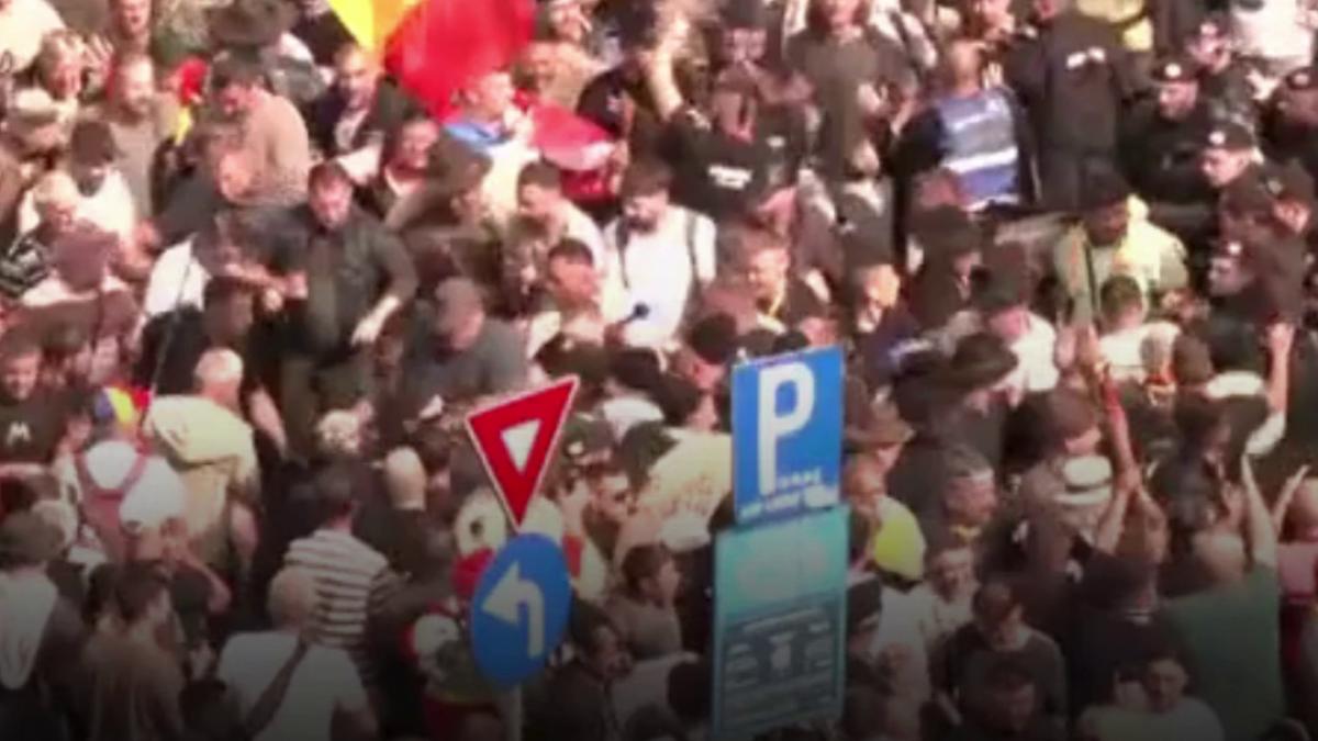 violente la protestul fermierilor suveranisti infiltrati au aruncat cu sticle si pietre jandarmii au folosit gaze lacrimogene