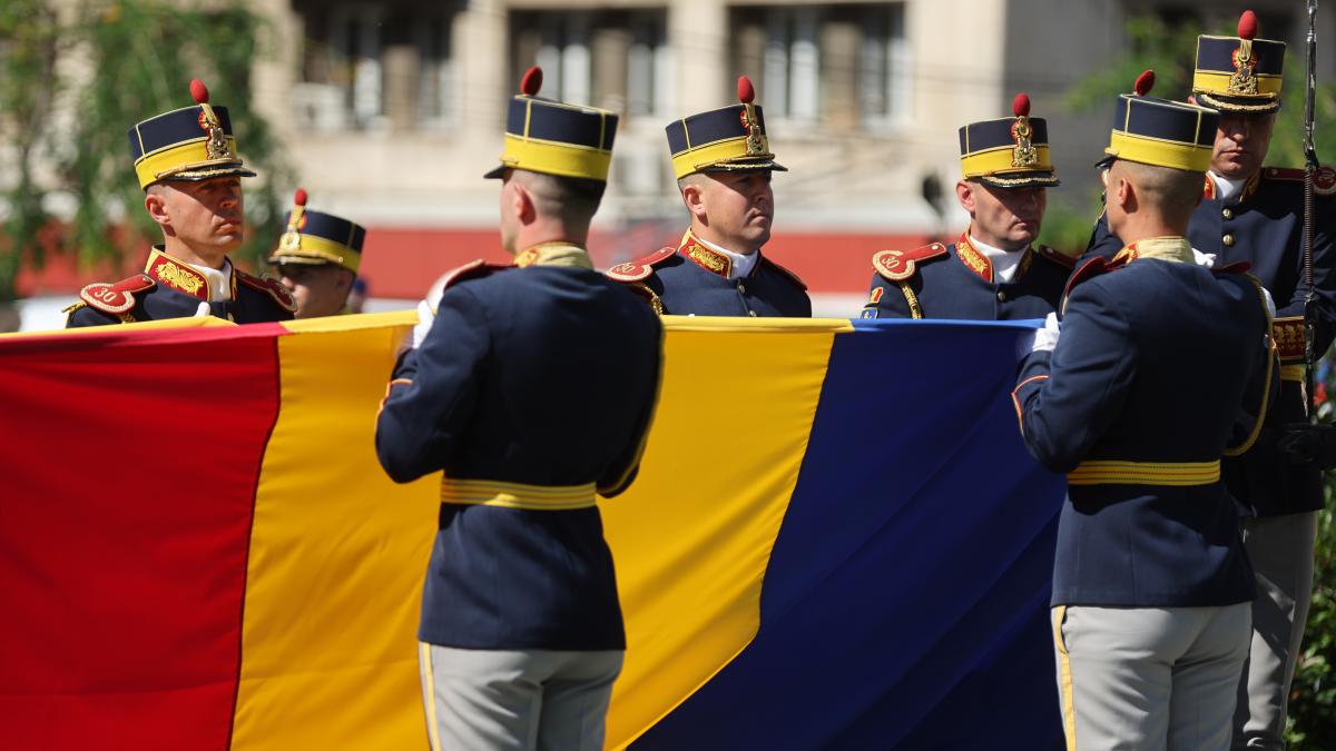 soldați tricolor de ziua imnului național