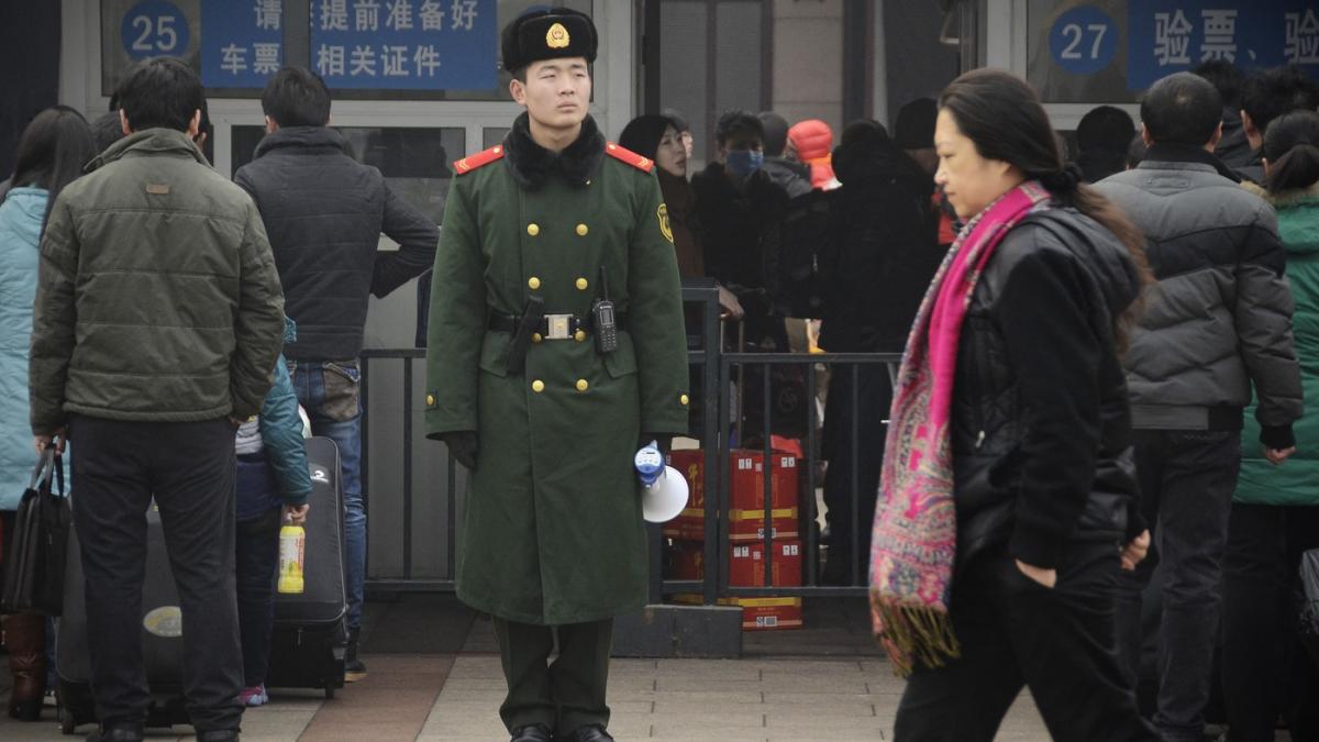 china impune restrictii dure pentru iesirea cetatenilor din tara multi afla abia la granita ca nu mai pot pleca
