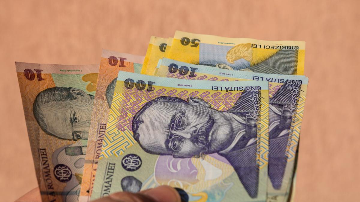 bani bancnote de 100, 50 si 10 lei