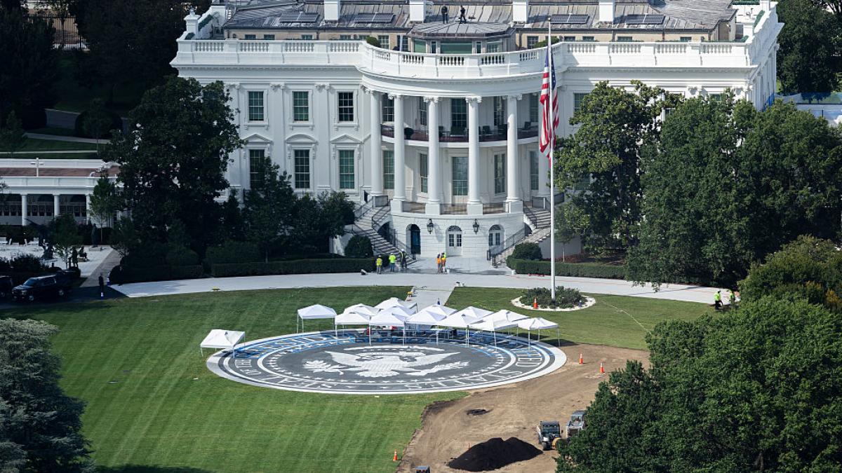 guvernul lui trump le a dat aproape 10 miliarde dolari angajatilor federali sa stea acasa anul trecut