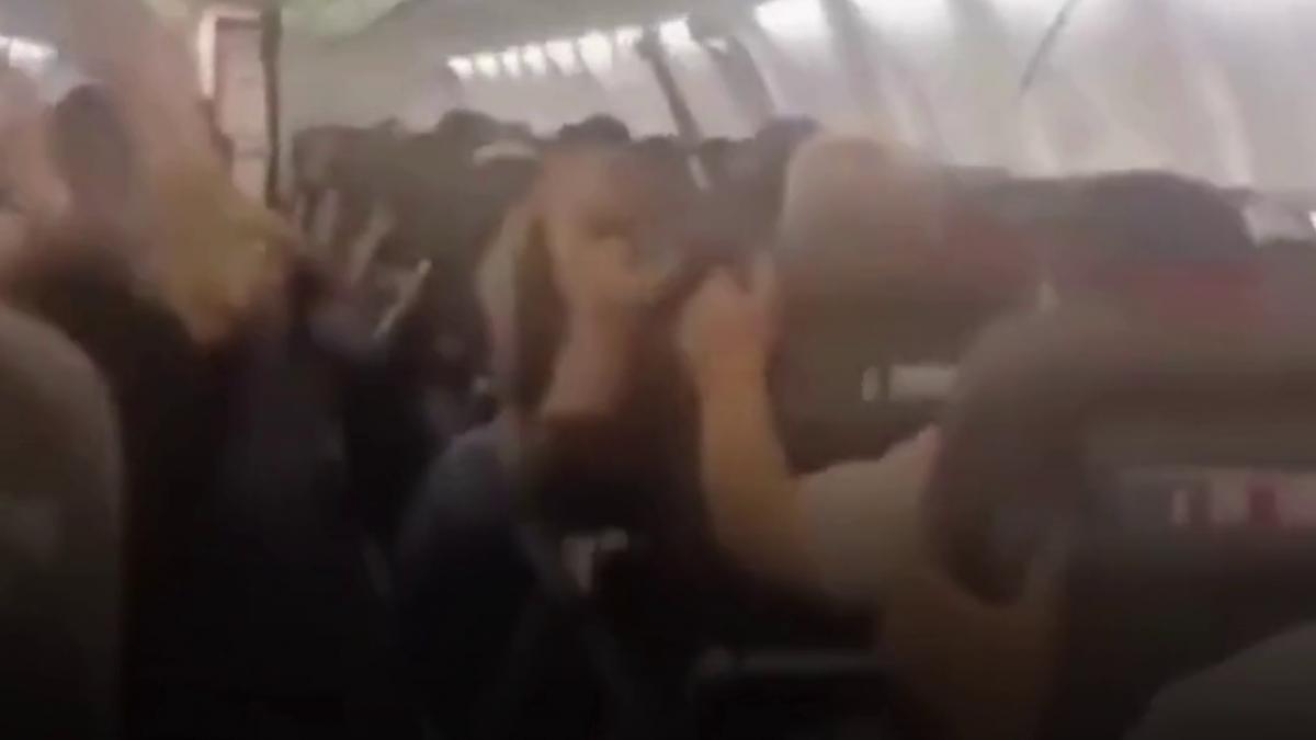 momente de panica la bordul unui boeing 737 un pneu a explodat la scurt timp dupa decolare