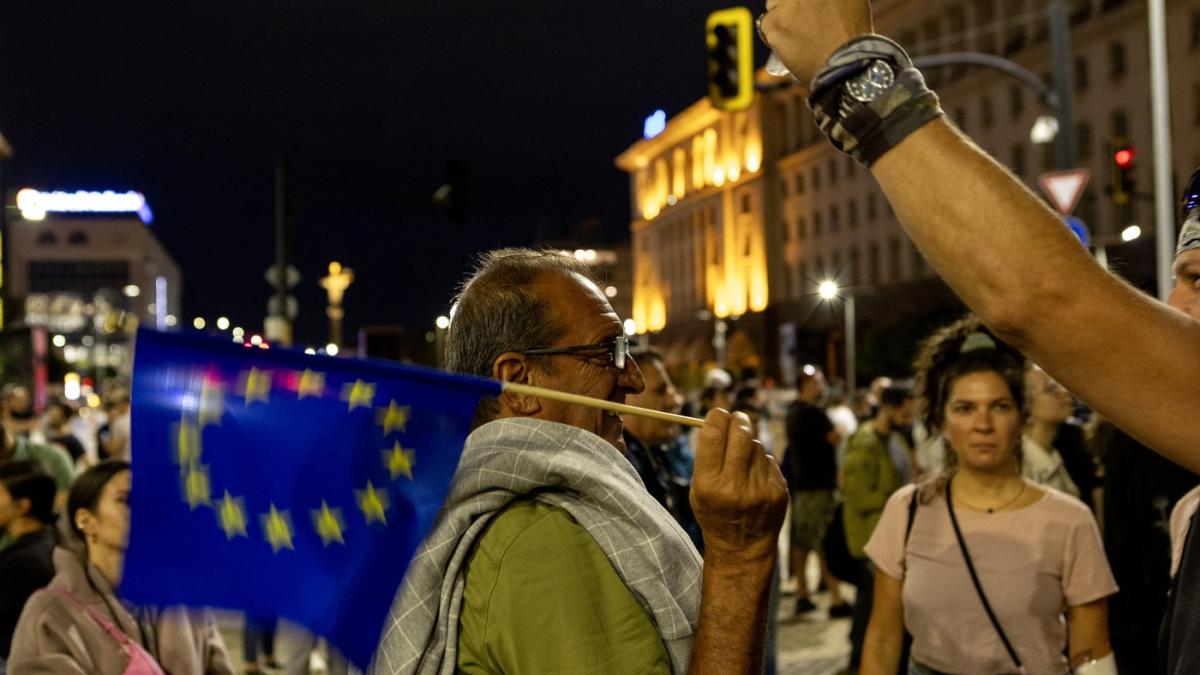 proteste in triunghiul puterii din sofia bulgarii cer demisia lui radev si il acuza ca urmareste o dependenta periculoasa de rusia