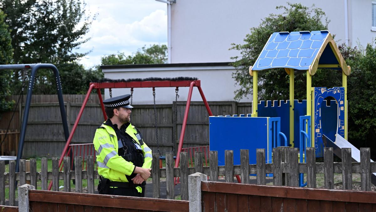 un baietel de 3 ani a disparut dintr un loc de joaca din uk mii de oameni il cautau dar scafandrii au facut o descoperire tragica