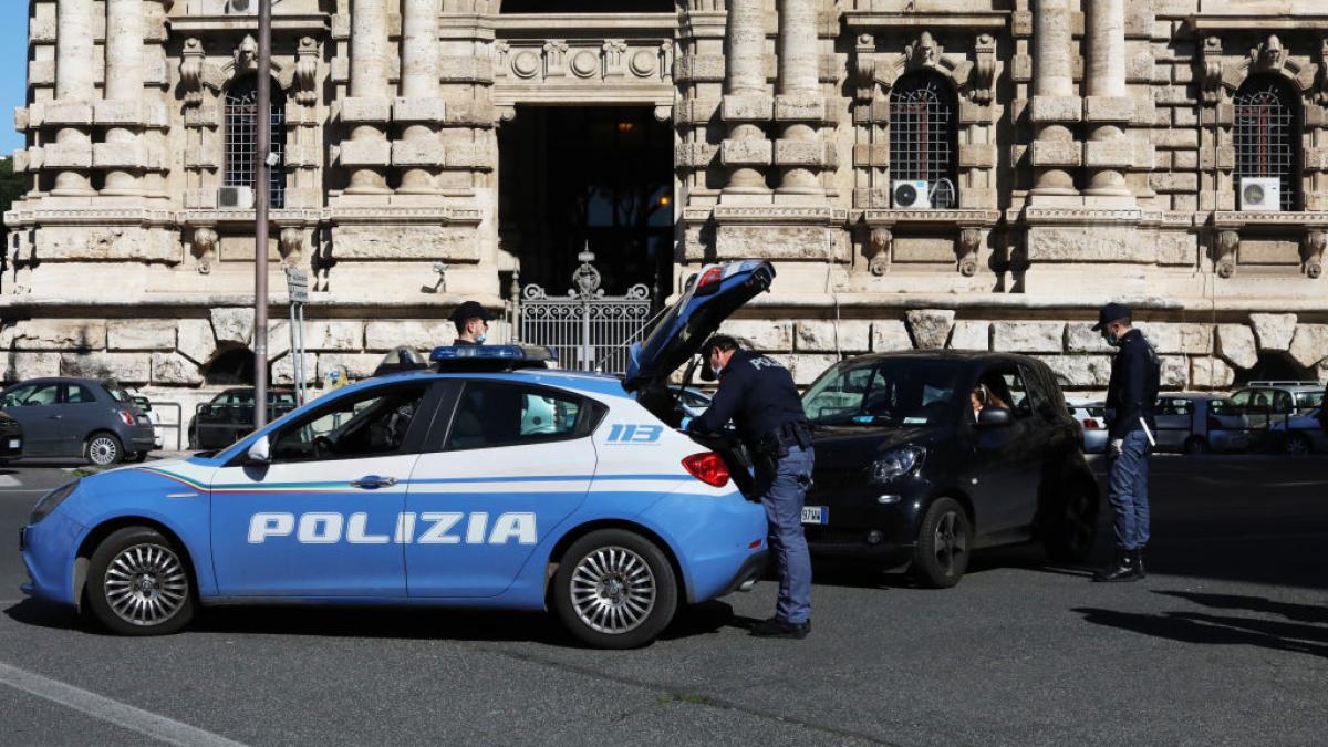 polițist italian la mașină