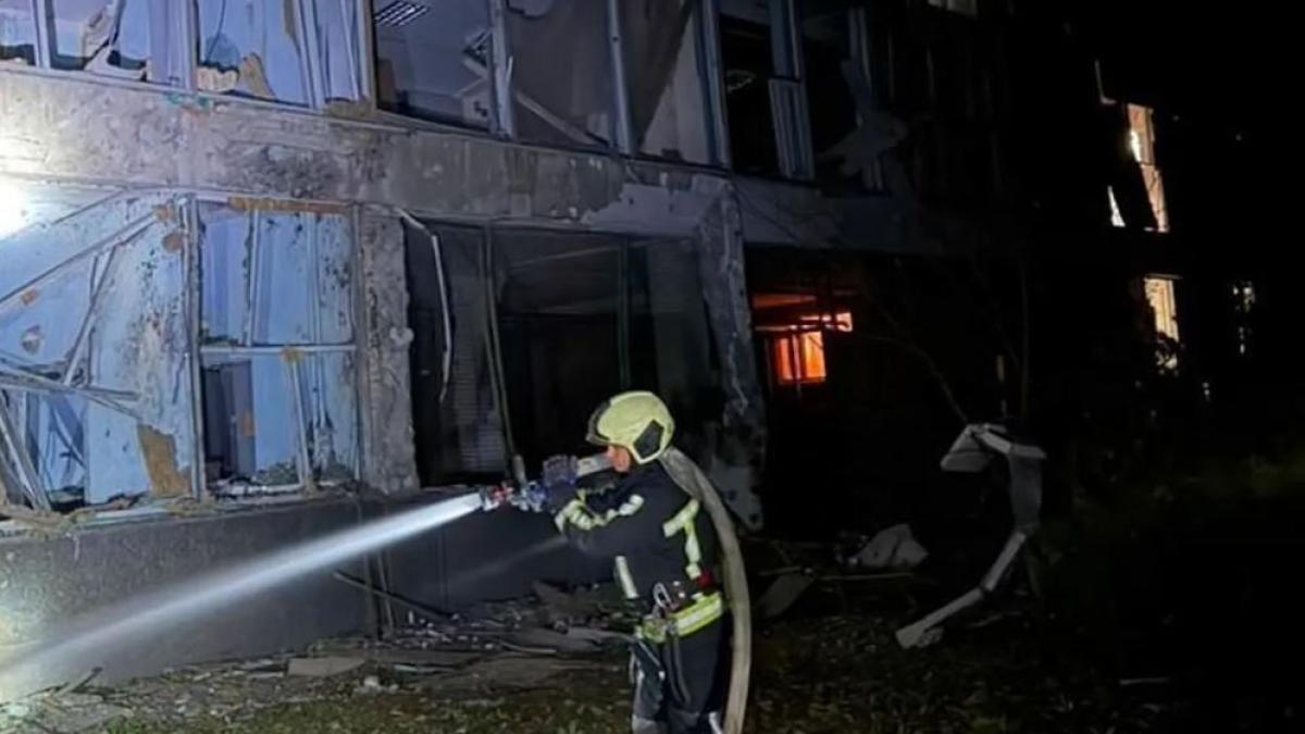poza in care apare un pompier care intervine la un inendiu izbucnit dupa un atac rusesc in Kiev, in noaptea de miercuri, 16 septembrie, spre joi, 17 septembrie