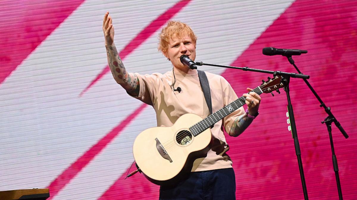 in 2016 ed sheeran a cumparat un teren arat ani mai tarziu locul a devenit un paradis pentru fauna salbatica cu 14 000 de copaci