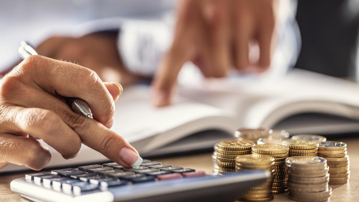 femeie care calculeaza pe calculator 