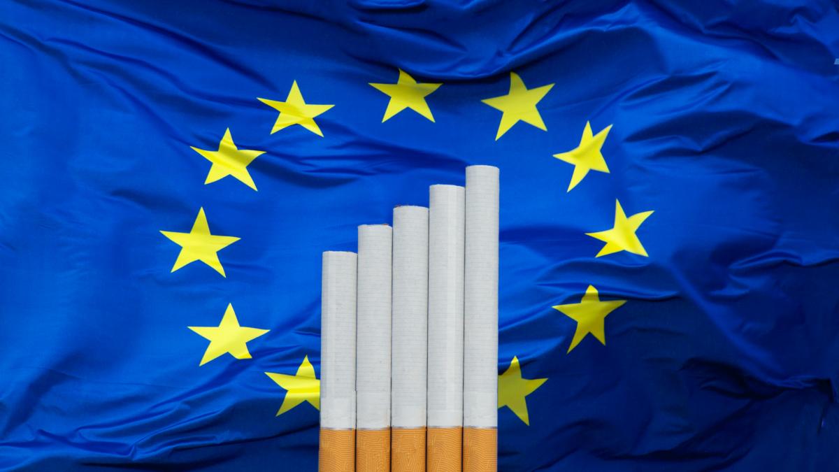 5 tigari pe fundal cu un steag al uniunii europene 