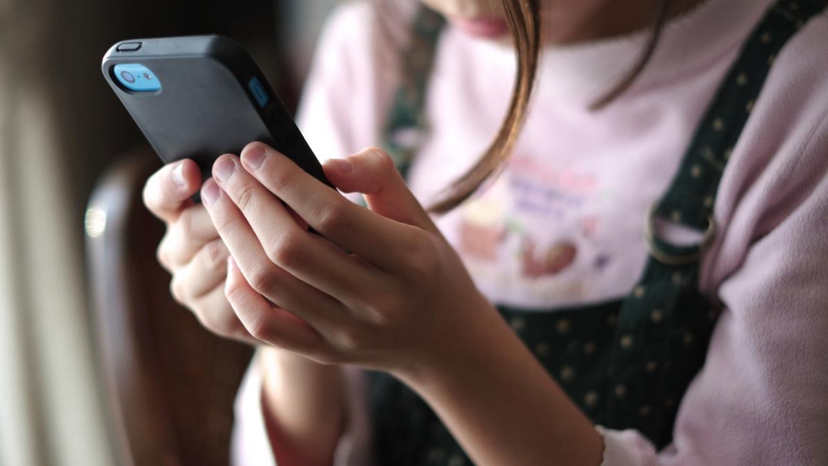 ue vrea sa limiteze accesul copiilor la retelele sociale fara social media pentru cei sub 13 ani si fara cont personal pana la 15 ani