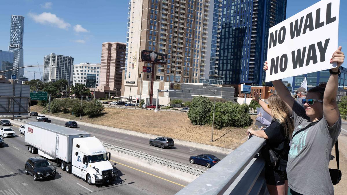 americanii au inceput constructia zidului de la granita cu mexic in regiunea big bend din texas desi mai multi localnici au protestat