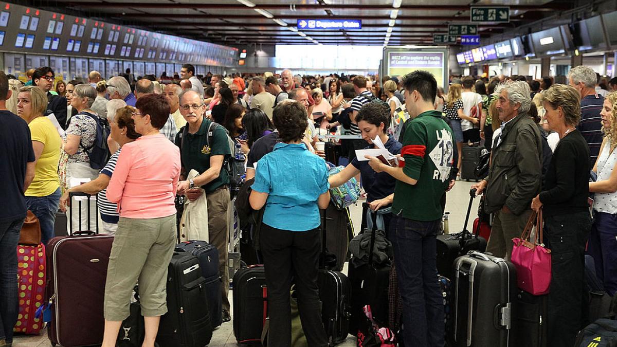 haos pe aeroporturile din marea britanie dupa o eroare de software de o milisecunda sute de mii de pasageri au fost afectati