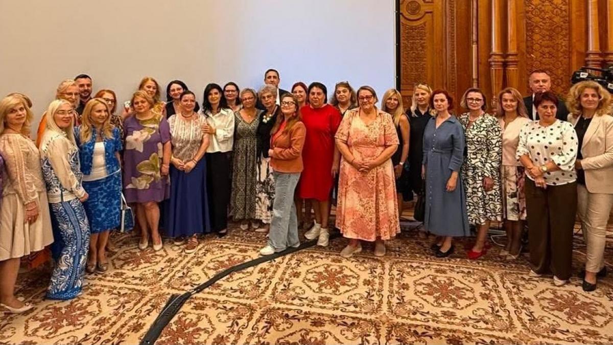 poza in care apar mai multe persoane printre care se numara Lavinia Şandru