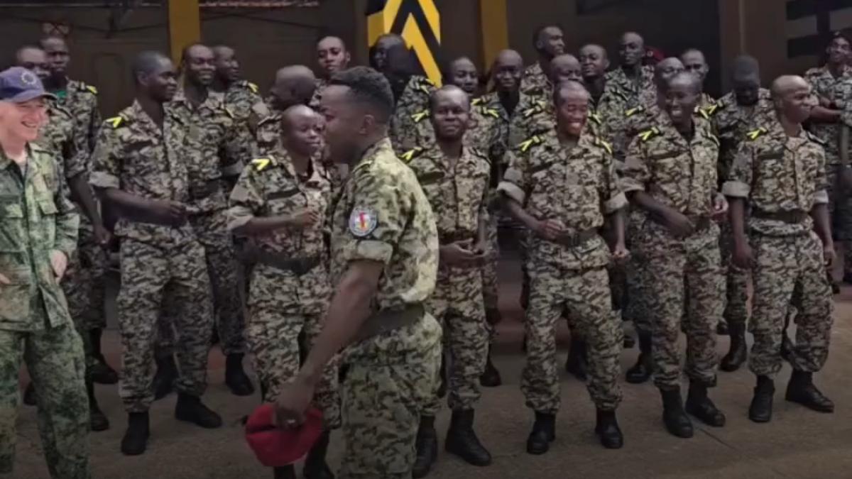 romania la comanda misiunii eutm rca pentru inca 4 ani generalii romani primiti cu dansuri de armata republicii centrafricane