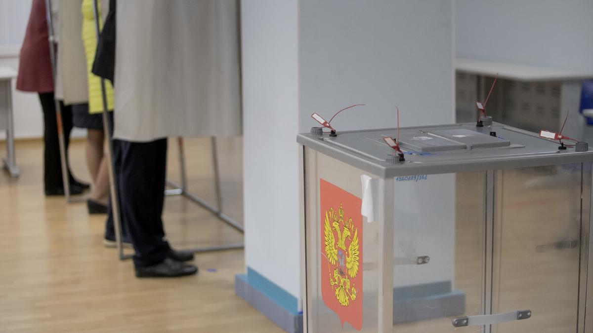 rusia voteaza pentru duma de stat alegerile sunt strict controlate iar tinerii fug din tara de frica mobilizarii