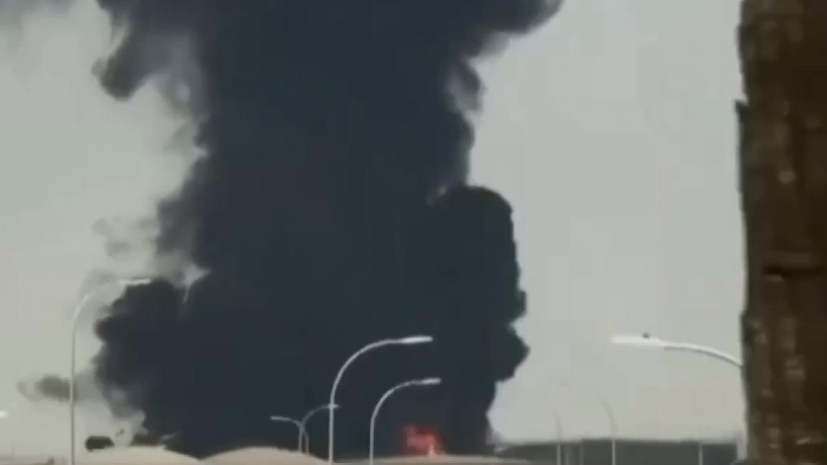 a fost inspaimantor s au zguduit ferestrele explozii la riad si incendiu langa aeroport dupa o alerta de atac aerian
