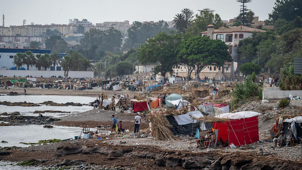 aproximativ 3 000 de migranti raman pe strazile din ceuta dupa ce centrul din port a ramas fara locuri