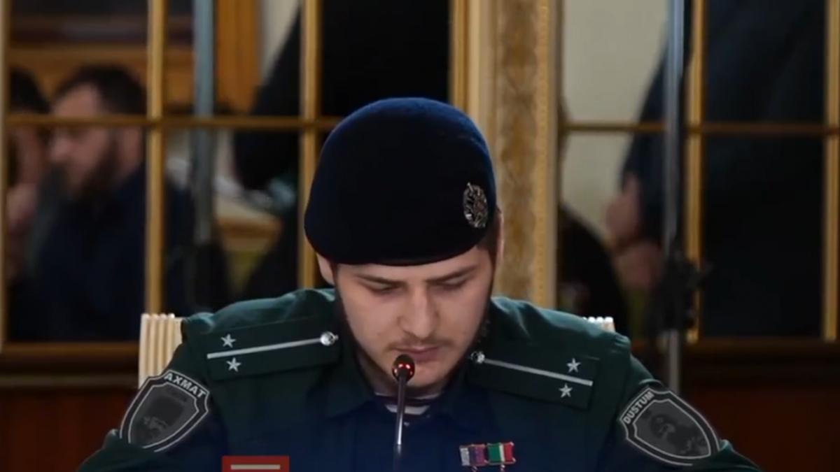 imagini virale cu fiul lui ramzan kadirov care abia citeste un discurs pana si tatal lui a fost uluit sa il auda
