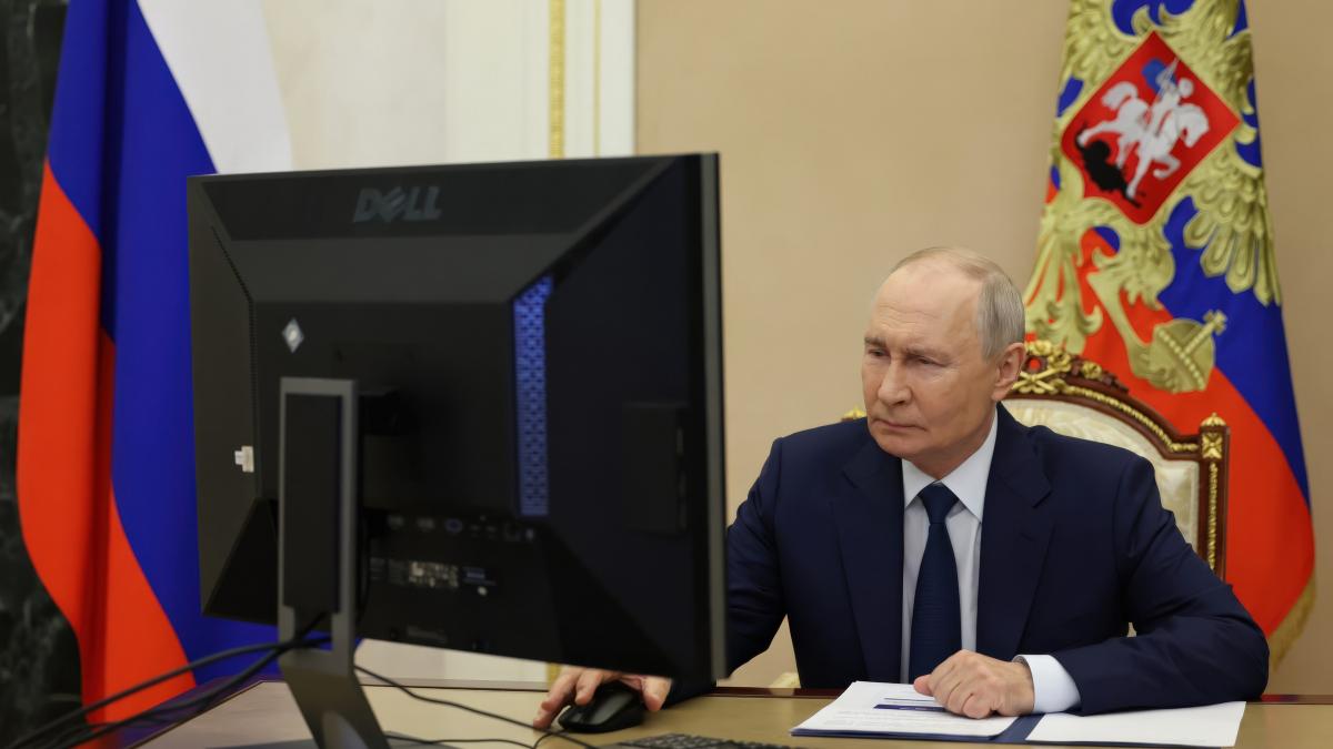 imagini virale cu putin in timp ce voteaza electronic cu ajutorul un mouse cu fir si foloseste o versiune windows fara licenta