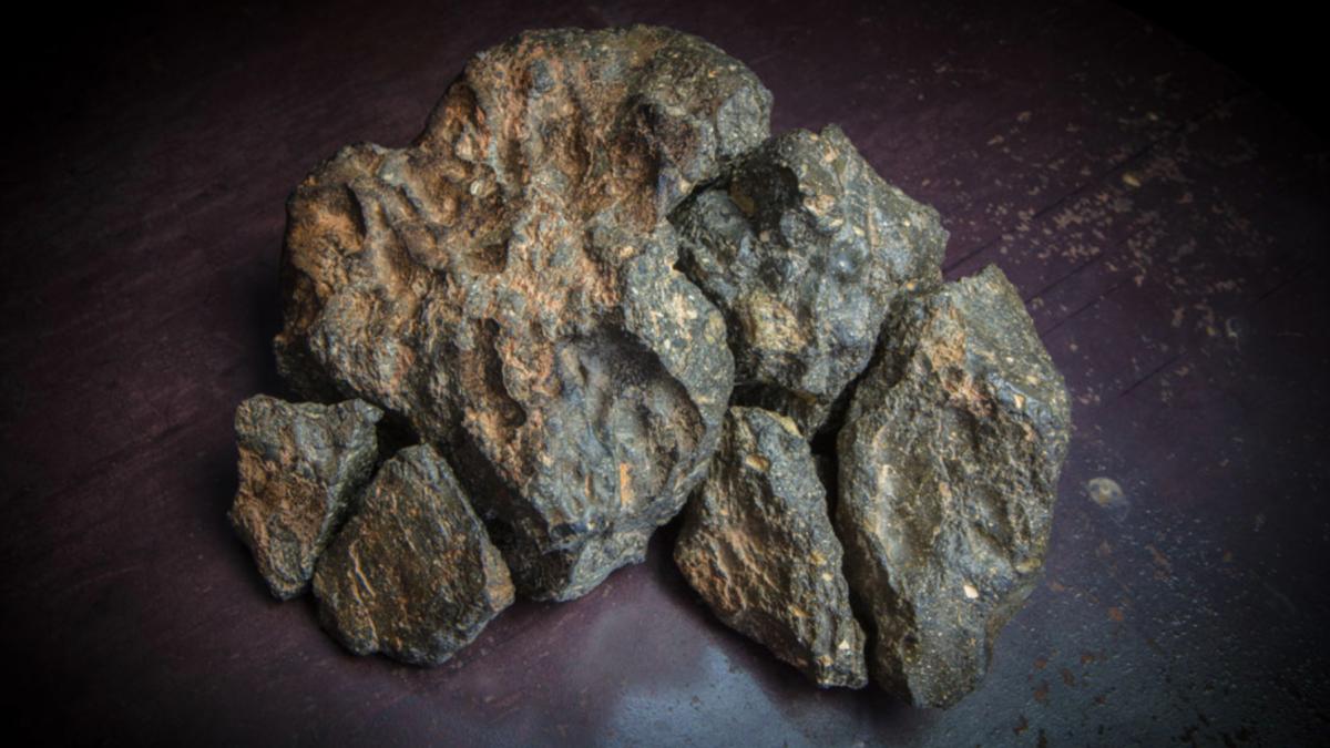 in 2017 un vanator de meteoriti din mauritania a gasit un puzzle din pietre erau bucati de luna si s au vandut cu 612 500 de