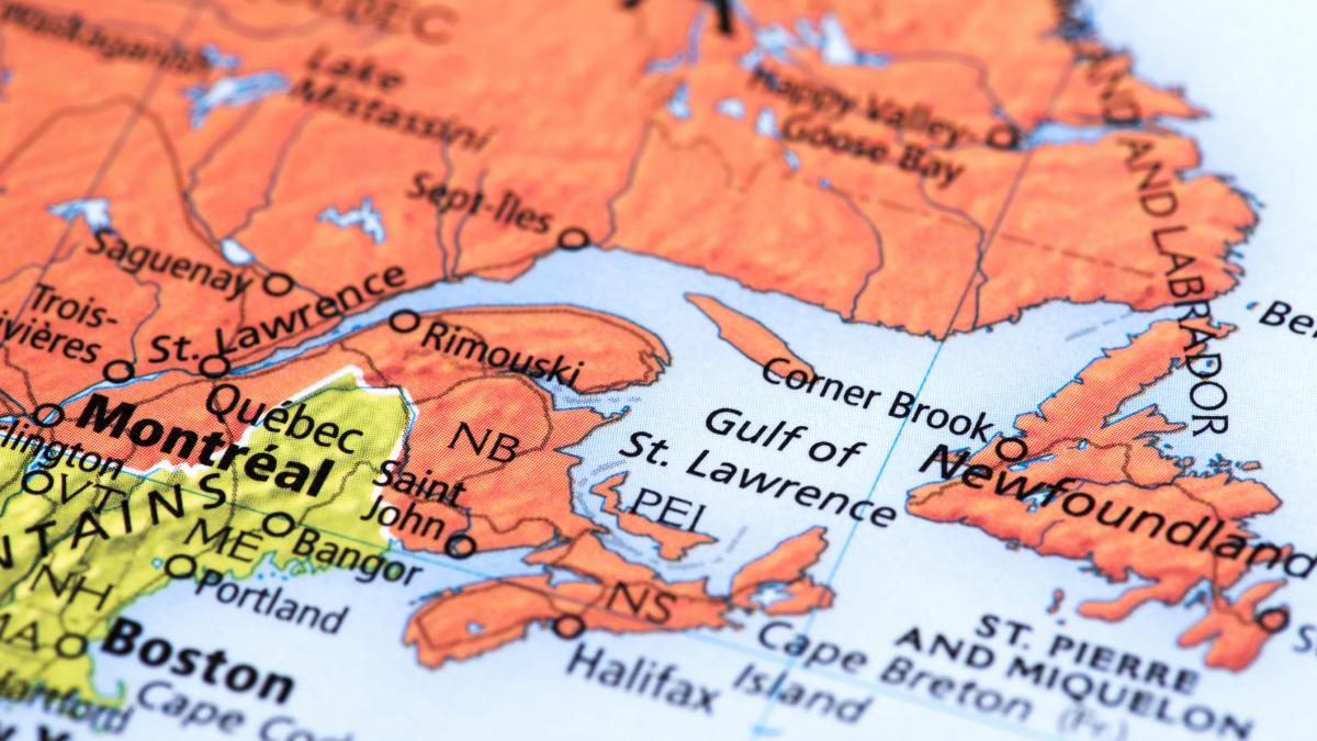 intalnire istorica in ultimul teritoriu francez din america de nord macron il primeste pe carney la doar 25 de km de canada