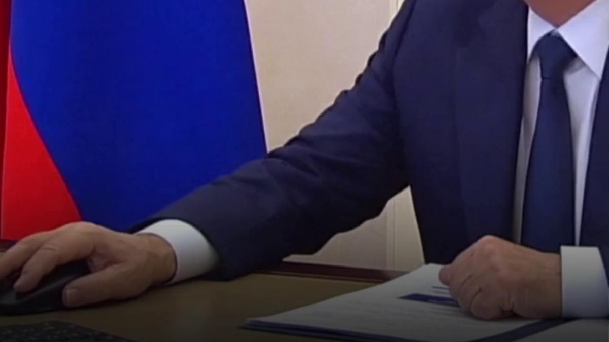 putin a votat la alegerile parlamentare de pe un calculator fara windows cu licenta
