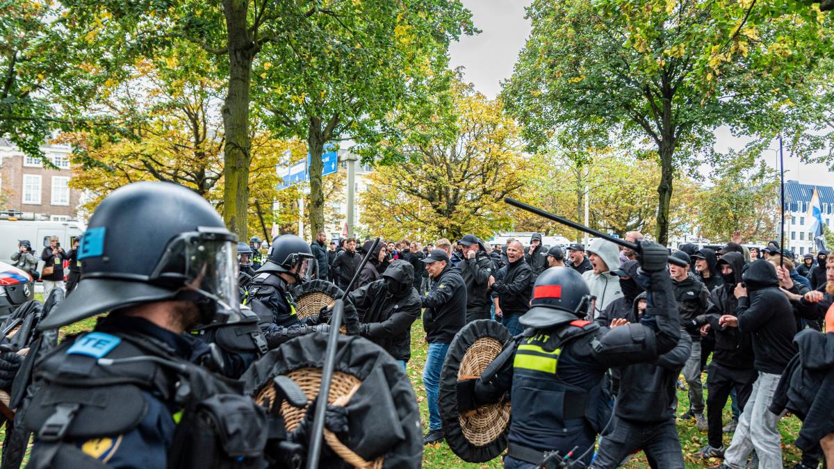 violente la haga fortele de ordine au intervenit cu bastoane caini si tunuri cu apa la un miting impotriva imigrantilor