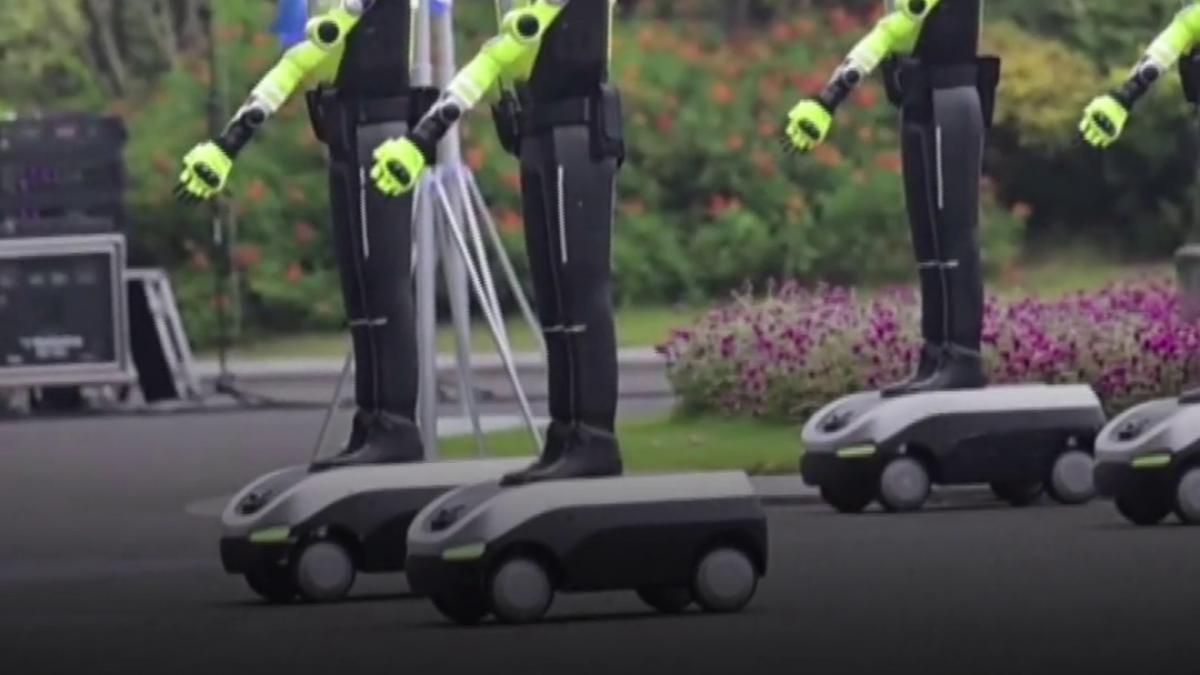 parada spectaculoasa de roboti in china peste 300 de angajati ai viitorului si au aratat abilitatile