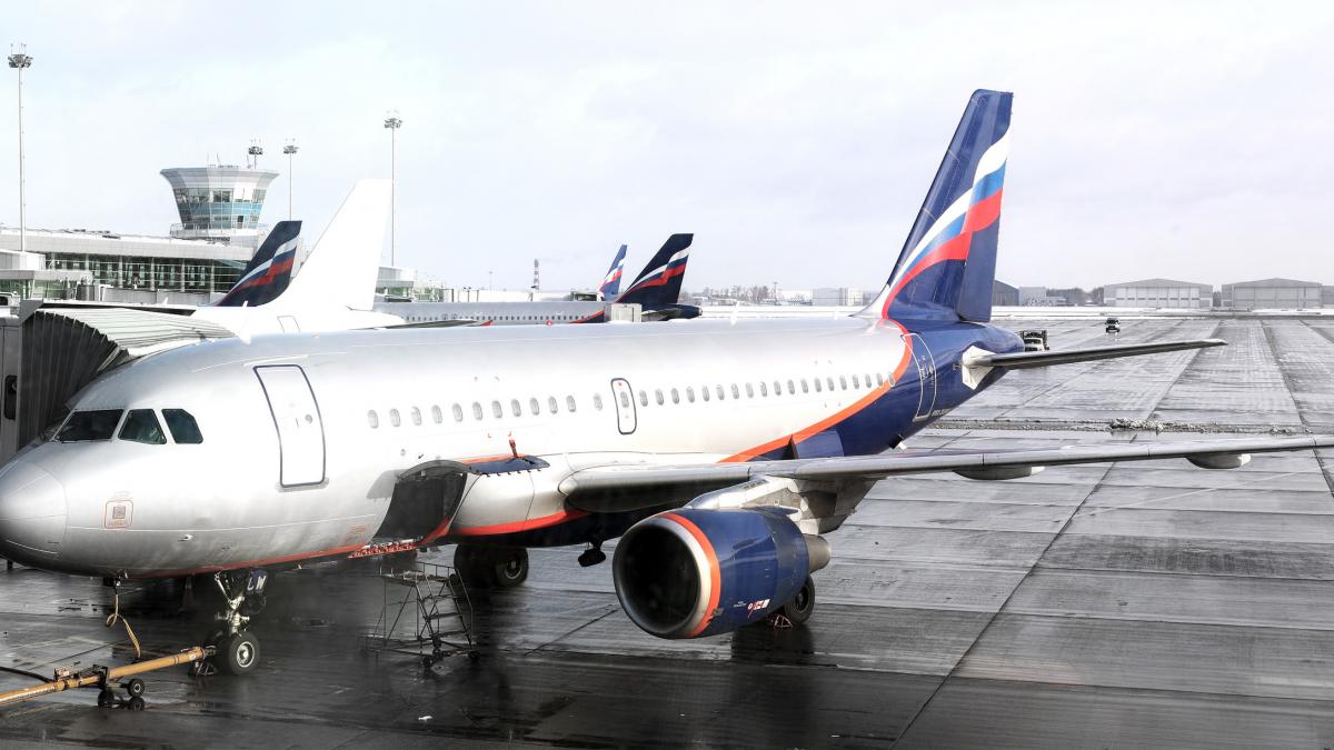 peste 400 de curse au fost intarziate si anulate pe aeroporturile din moscova in urma celui mai amplu atac cu drone al ucrainei