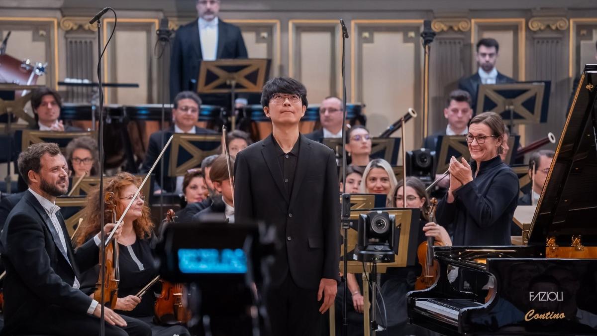 pianistul sud coreean jeongwoo lee a castigat concursul international george enescu are 18 ani si a primit alte cinci premii