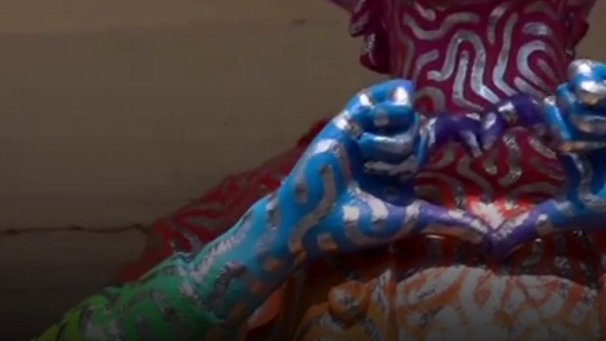 scandal la ploiesti statuia d lui goe a fost vopsita in culorile curcubelui psd le asociaza cu miscarea lgbt