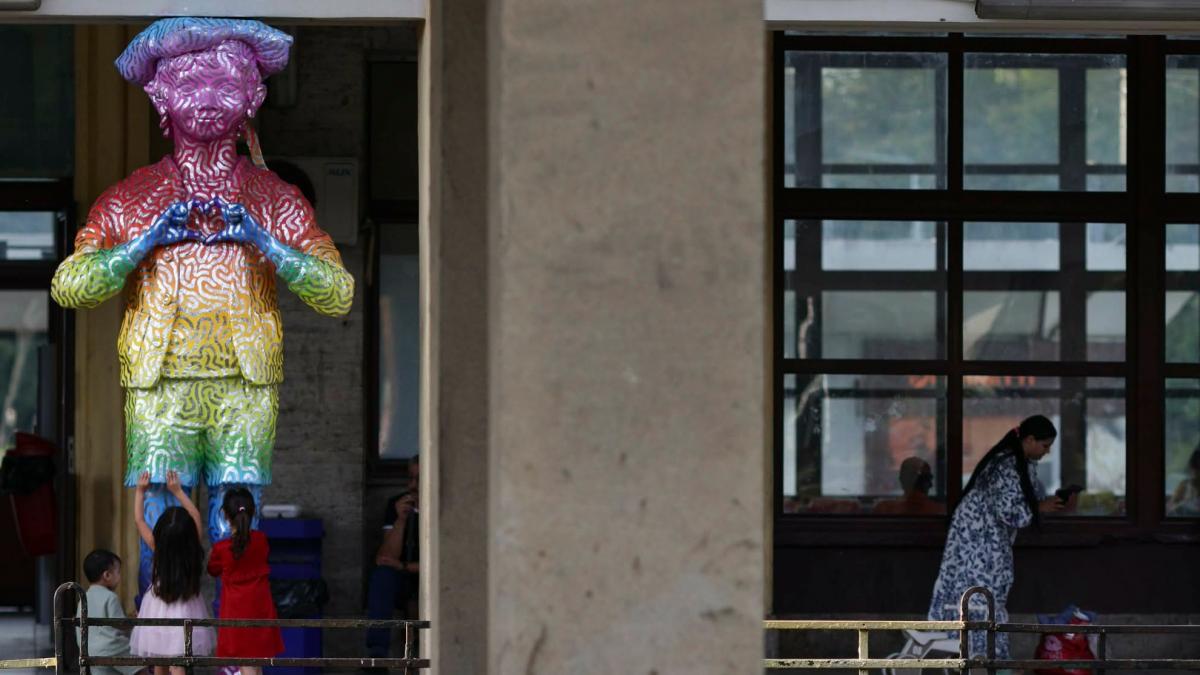scandal la ploiesti statuia d lui goe a fost vopsita in culorile curcubelui psd le asociaza cu miscarea lgbt replica artistei