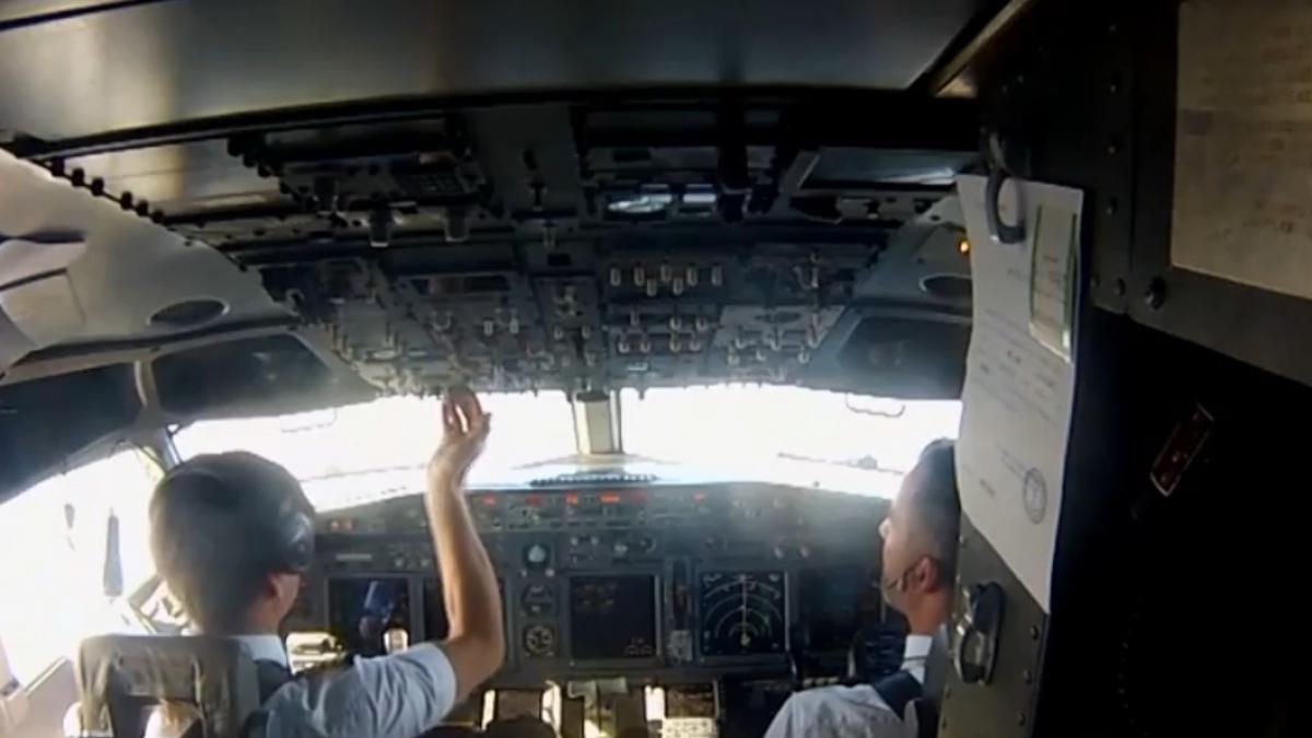 un avion spre constanta nu a mai decolat de la roma echipajul a observat o crapatura la o fereastra chiar inainte de plecare