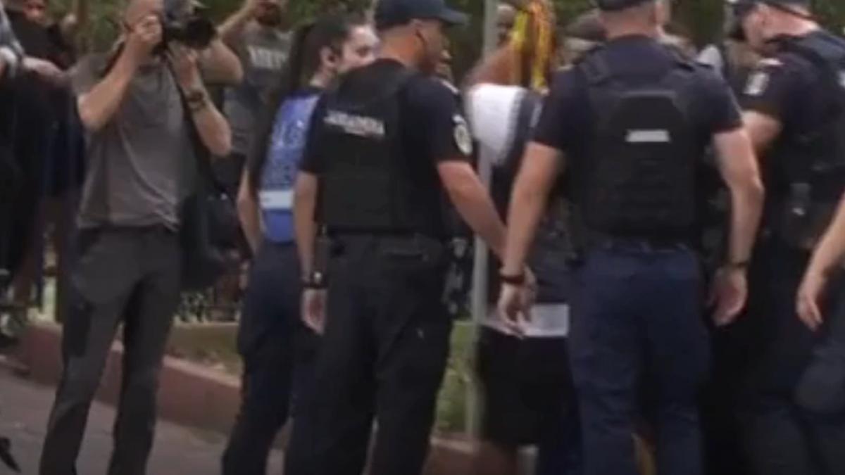 agitatie la sediul diicot unde sustinatorii lui georgescu s au adunat sa l astepte jandarmii au montat garduri