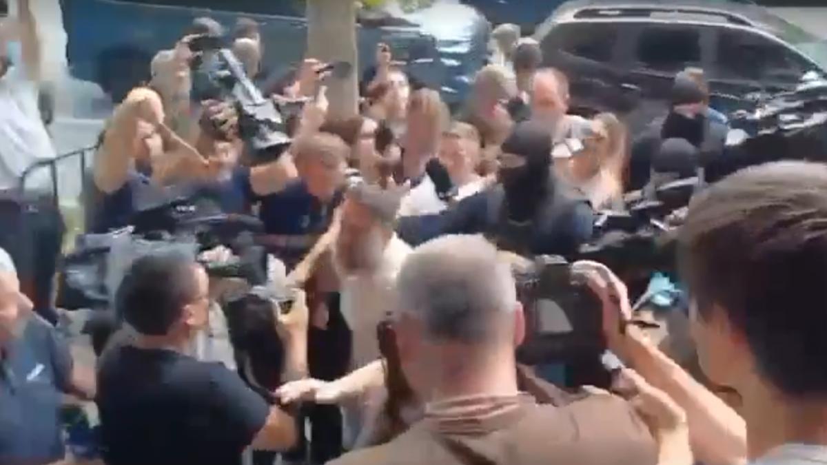 ionel rusen unul dintre finantatorii lui calin georgescu i a imbrancit si lovit pe jurnalisti la diicot