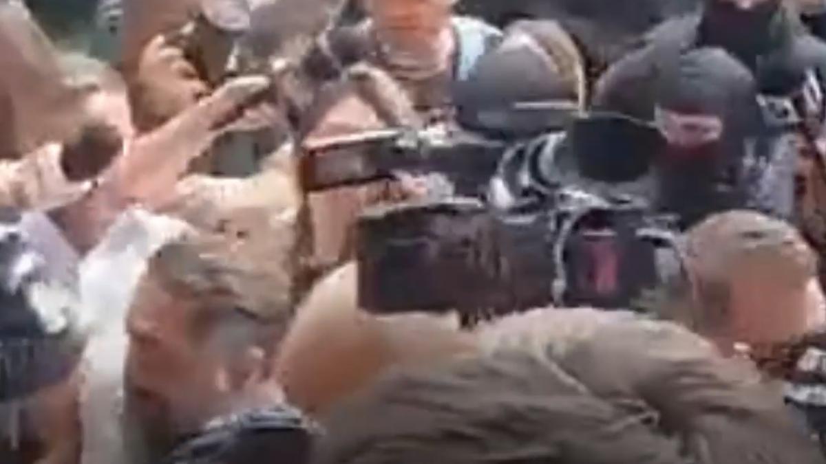 momentul in care ionel rusen omul lui calin georgescu loveste jurnalistii la diicot