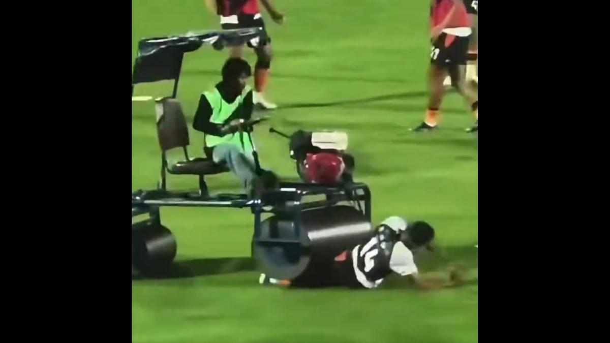 fotbalist calcat cu un cilindru