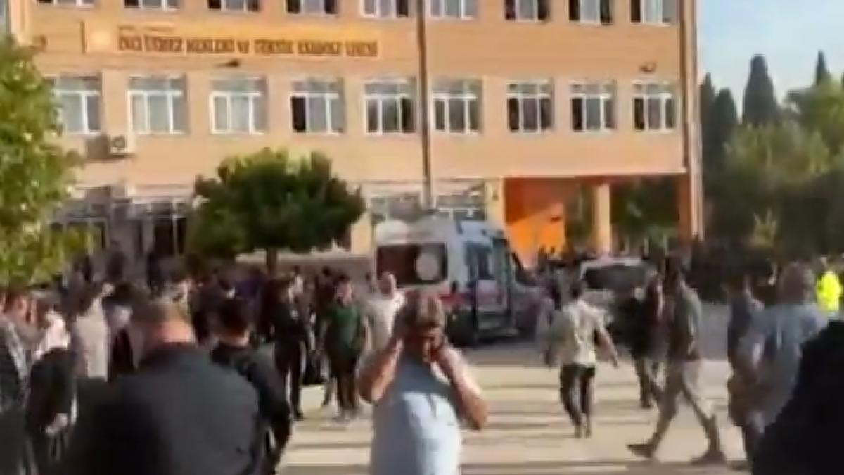 atac armat la un liceu din turcia mai multi elevi au fost raniti barbatul care a tras nu a fost gasit